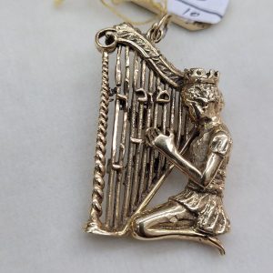 Handmade 14 carat yellow gold King David gold pendant, King David playing his harp. Dimension 3.8 cm X 2.2 cm X 0.5 cm approximately.