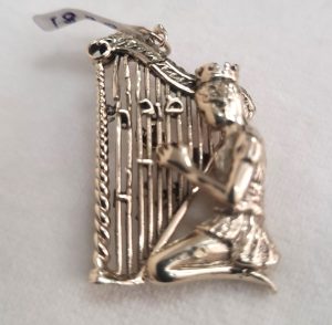 Handmade 14 carat yellow gold King David gold pendant, King David playing his harp. Dimension 3.8 cm X 2.2 cm X 0.5 cm approximately.