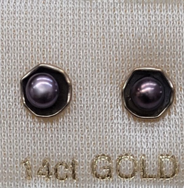 Handmade 14 carat yellow gold black Pearls stud earrings set in flower shape design. Dimension diameter 0.6 cm approximately.