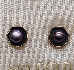 Handmade 14 carat yellow gold black Pearls stud earrings set in flower shape design. Dimension diameter 0.6 cm approximately.