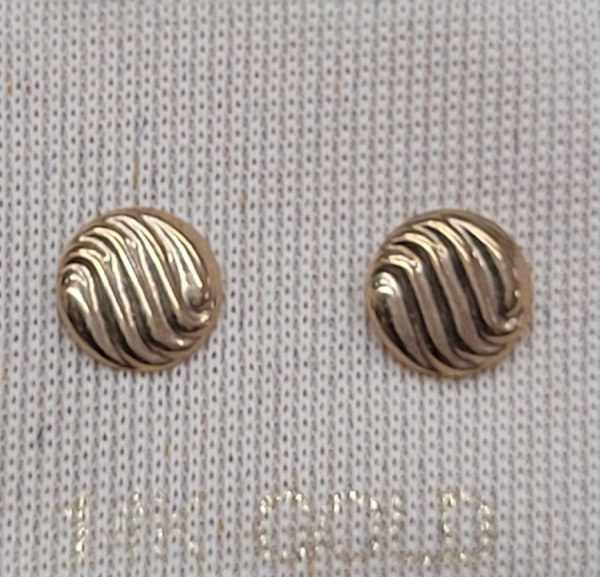 14 Carat gold round wavy stud earrings handmade.  Handmade 14 carat gold round wavy stud earrings shiny and smooth design. suitable for young girls.  Dimension diameter 0.6 cm approximately.