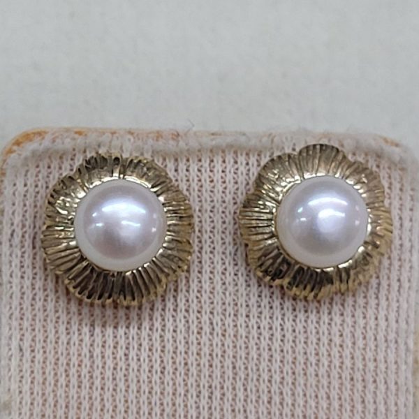 Handmade 14 carat gold round pearls stud earrings with round gold design holding the pearls.   Dimension diameter 0.85 cm approximately.