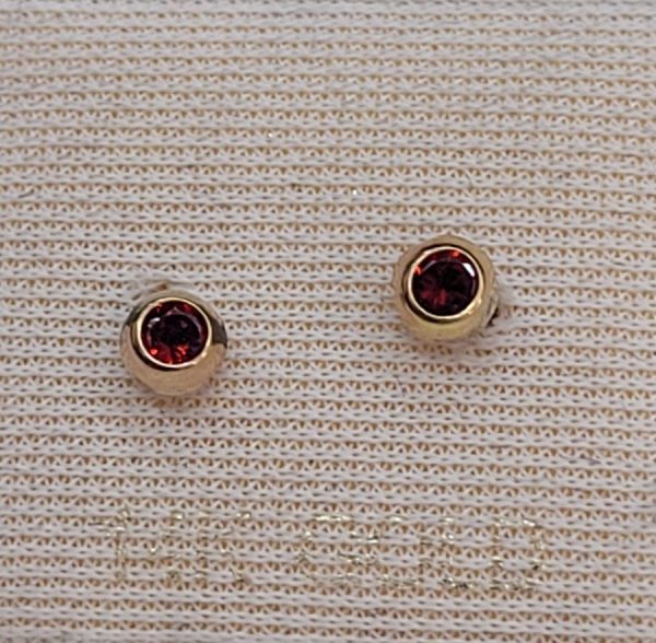 Handmade 14 carat gold stud earrings Garnets stones faceted round shape set in bezel setting. Dimension diameter 0.3 cm approximately.
