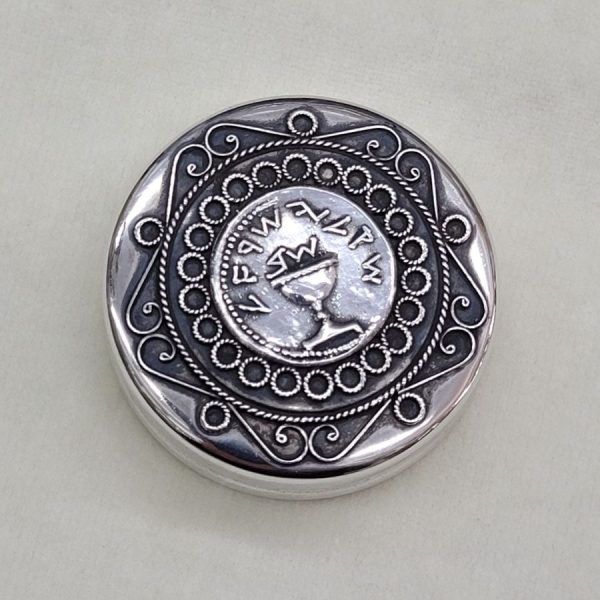 Handmade sterling silver vintage pill box with Yemenite filigree design and a design of the Bar Kochba revolt shekel coin diameter 4.6 cm X 1.3 cm.