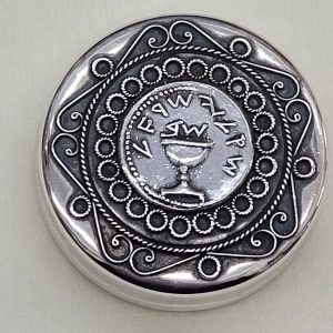 Handmade sterling silver vintage pill box with Yemenite filigree design and a design of the Bar Kochba revolt shekel coin diameter 4.6 cm X 1.3 cm.