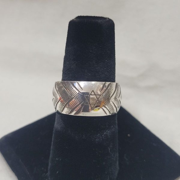 Handmade sterling silver vintage Magen David ring with engraved design early 1960's Israel and adjustable.  Dimension 1.2 cm approximately.