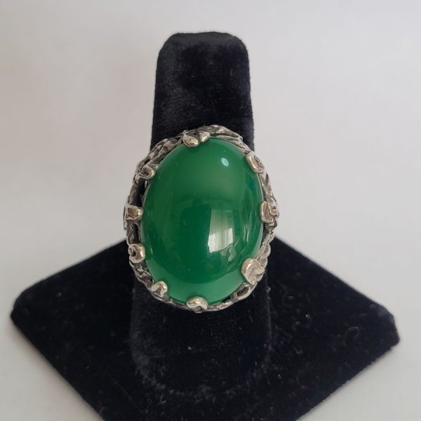 A very successful vintage green Agate ring adjustable designed ring made in Israel contemporary abstract design at the late 1960's adjustable finger size.
