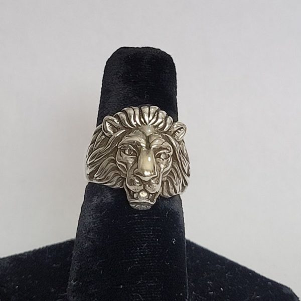 Handmade heavy solid sterling silver head of Lion of Judah ring  suitable for man finger.  Dimension 2 cm X 2 cm approximately.