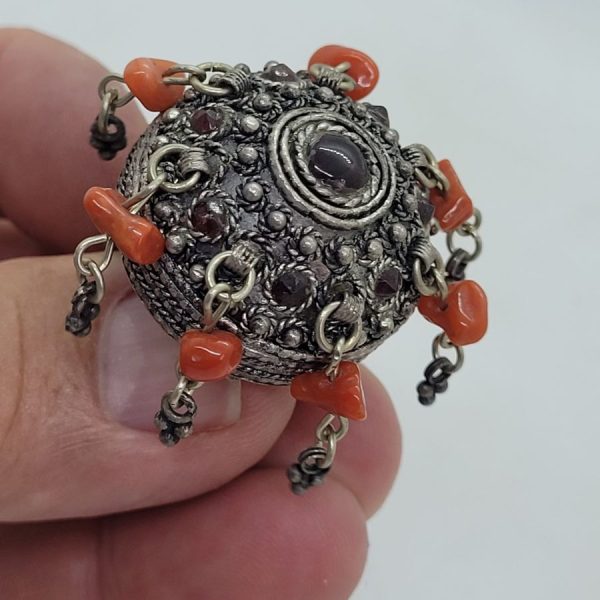 Vintage dangling corals ring Yemenite filigree set with round cabochon Garnet stone was made in Israel in the 1950's by Yemenite Jews.