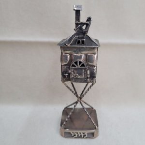 Handmade sterling silver fiddler Havdalah Bessamim box, fiddler on the roof design elevated by 4 silver twisted wires, 4 cm X 4 cm x 13.5 cm approximately.