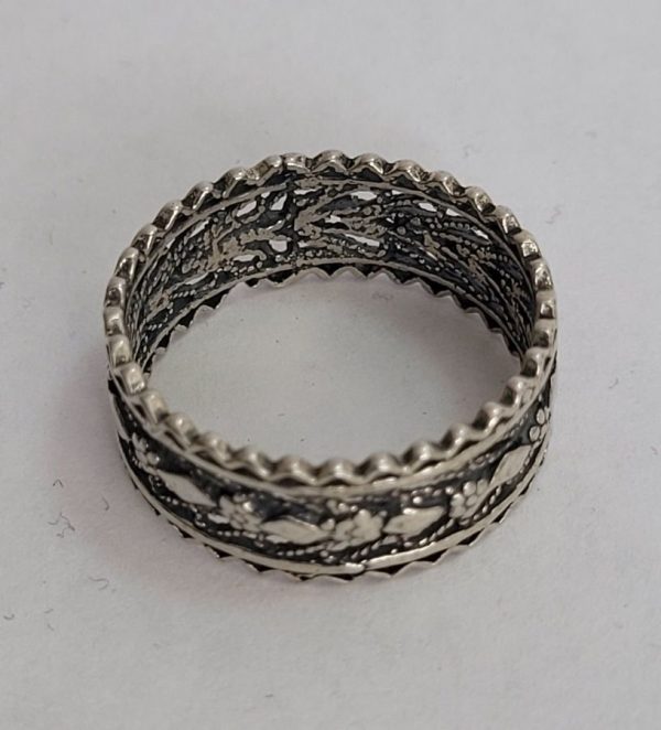 Vintage Yemenite Filigree ring band sterling silver not adjustable was made in Israel in the 1960's by Yemenite Jews. Dimension diameter 2 cm approximately.