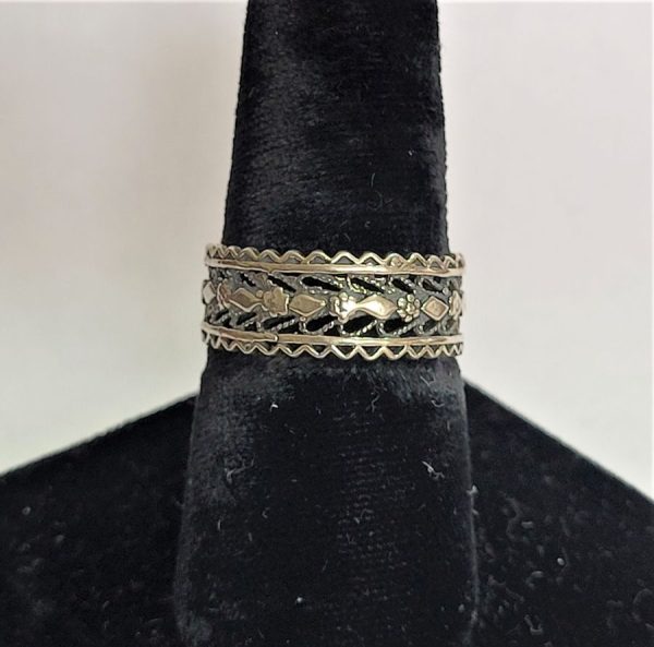 Vintage Yemenite Filigree ring band sterling silver not adjustable was made in Israel in the 1960's by Yemenite Jews. Dimension diameter 2 cm approximately.