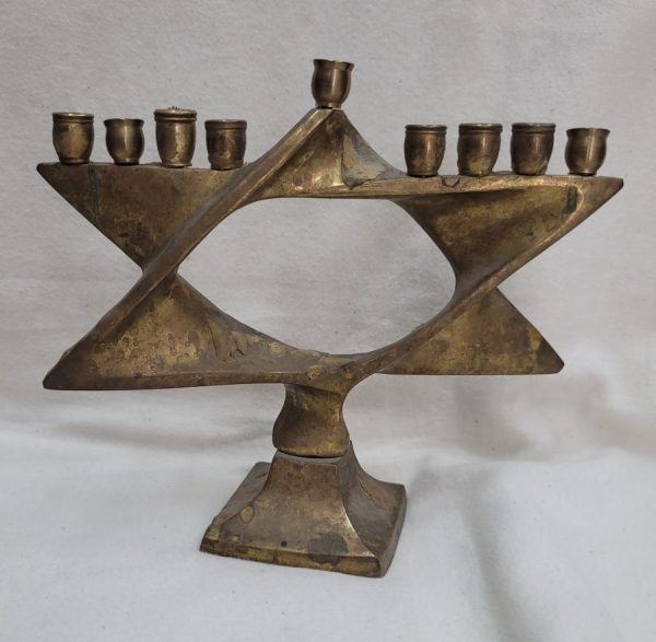 This  vintage Menorah Magen David bronze Hanukah Menorah was made skillfully in Israel early 1960's. Dimension 15 cm X 6 cm X 16 cm approximately.