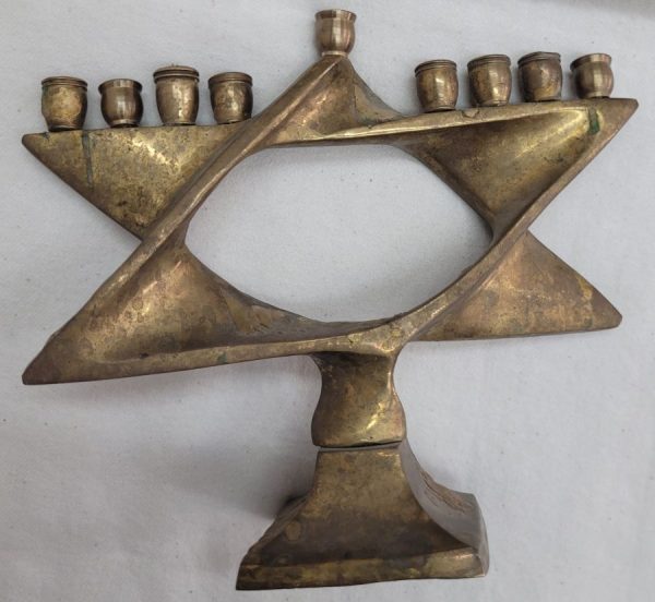 This  vintage Menorah Magen David bronze Hanukah Menorah was made skillfully in Israel early 1960's. Dimension 15 cm X 6 cm X 16 cm approximately.