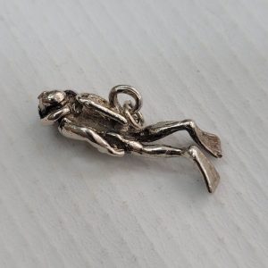 Handmade sterling silver pendant scuba diver with all his diving equipment. Dimension 2.5 cm X 1 cm X 1 cm approximately.