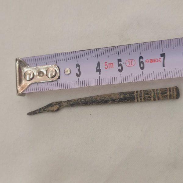 Antique bronze sewing needle - Image 3