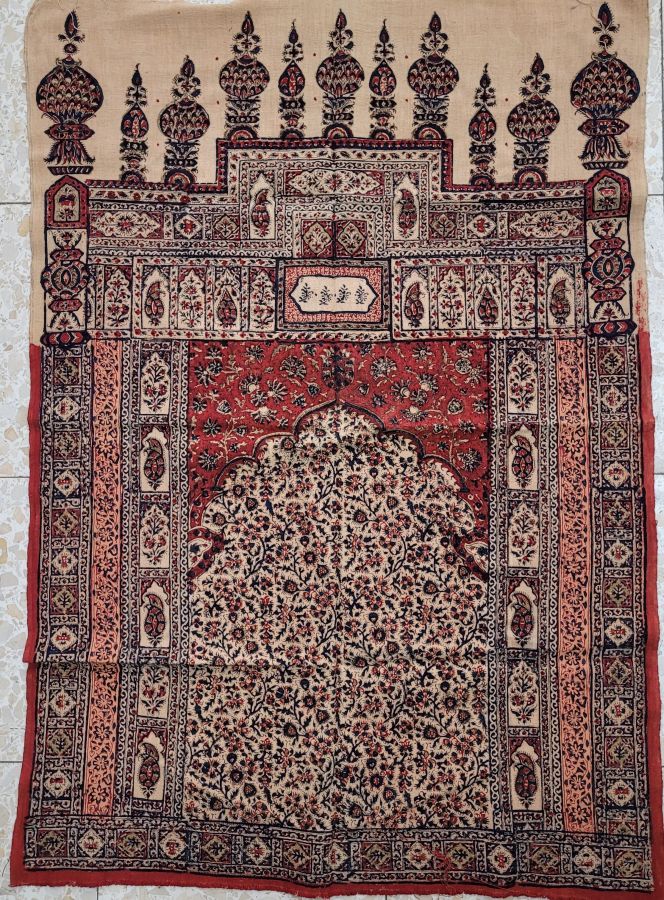 Handmade cotton Ghalamkar vintage tablecloth rectangle shape, décor with leaf and orientally designed. Dimension 66 cm X97 cm approximately.