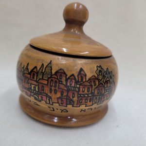 Havdalah round olive wood box with Jerusalem houses hand painting designs around. Dimension diameter 5.5 cm X 6.8 cm approximately.