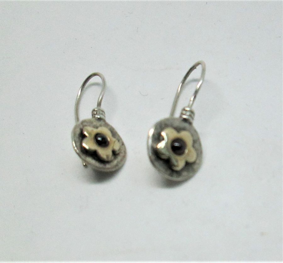 Gold flower Garnet earrings - Image 3