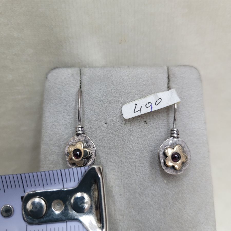 Gold flower Garnet earrings - Image 4