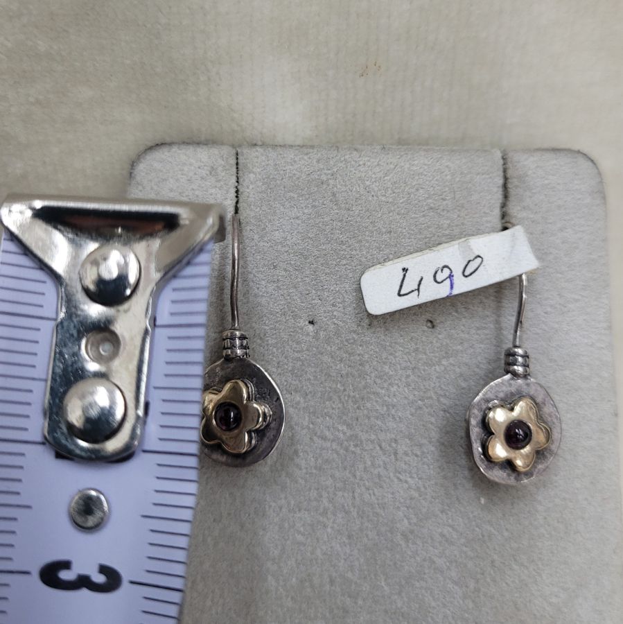 Gold flower Garnet earrings - Image 5