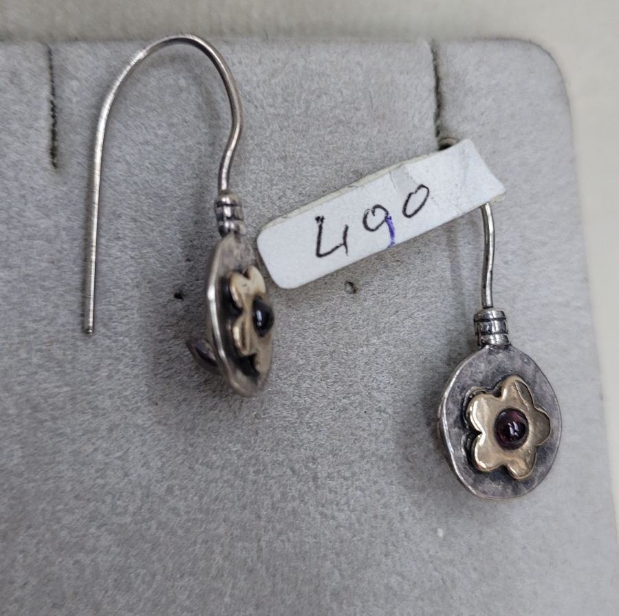 Gold flower Garnet earrings - Image 6