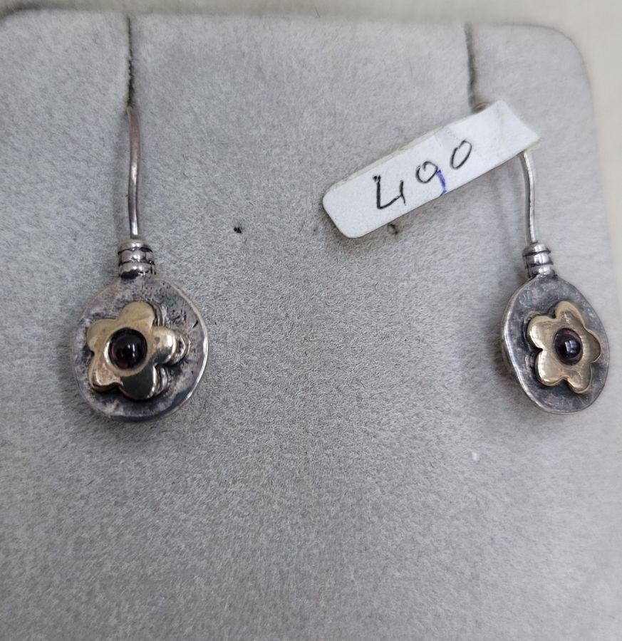 Gold flower Garnet earrings - Image 7
