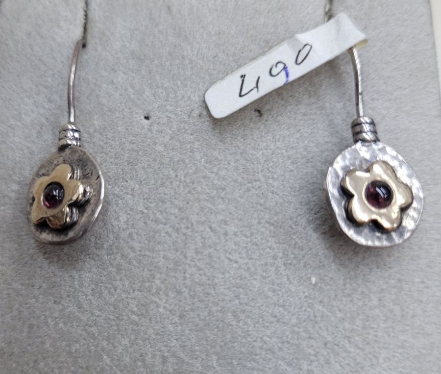 Gold flower Garnet earrings - Image 8