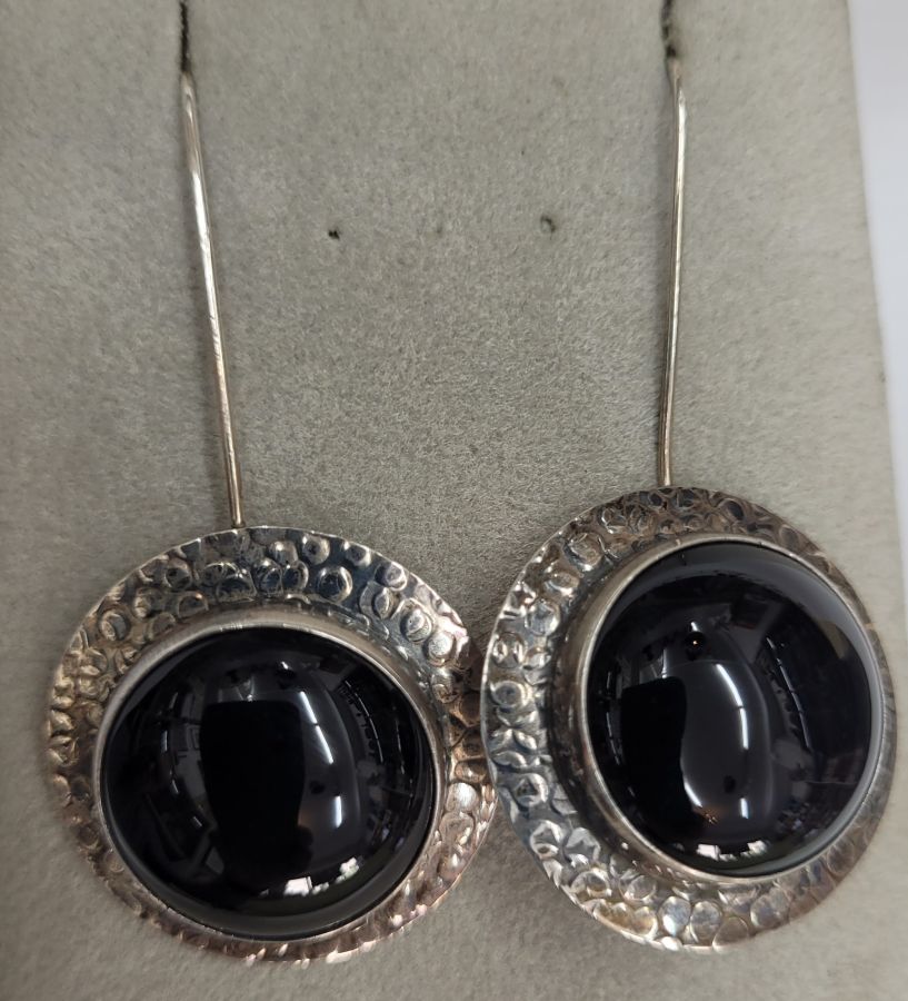 Sterling silver earrings oval Onyx contemporary hammered style with sterling silver wires and sterling silver frame, diameter 2.8 cm approximately.