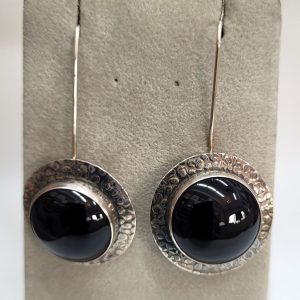 Sterling silver earrings oval Onyx contemporary hammered style with sterling silver wires and sterling silver frame, diameter 2.8 cm approximately.