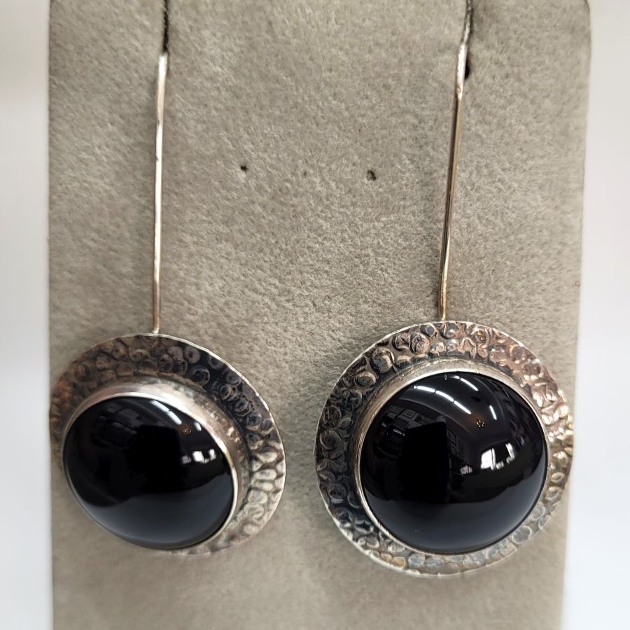 Sterling silver earrings oval Onyx contemporary hammered style with sterling silver wires and sterling silver frame, diameter 2.8 cm approximately.