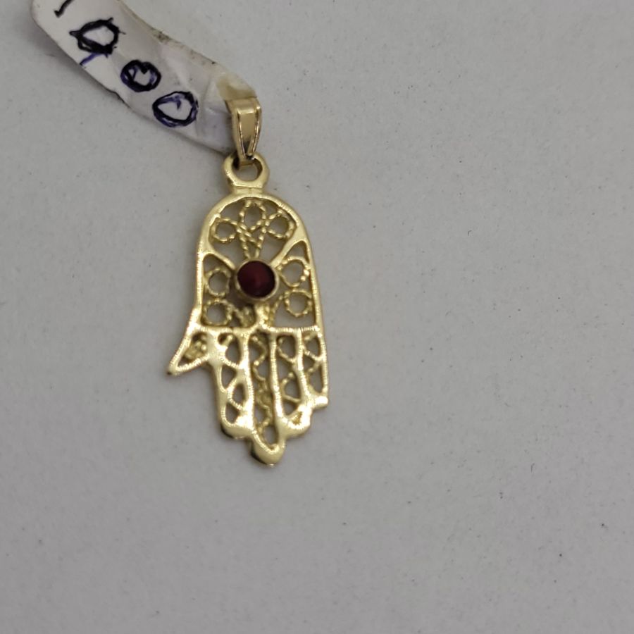 Handmade 14 Carat yellow gold Hamsa Yemenite filigree Chamsa pendant, set with coral stone in center. Dimension 1.1 cm X 2.4 cm X 0.15 approximately.