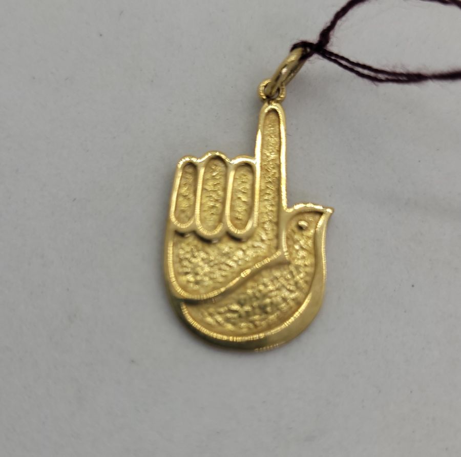Handmade 14 carat yellow gold Hamsa pendant dove shape solid Chamsa design. Dimension 1.4 cm X 2.1 cm X 0.1 cm approximately.