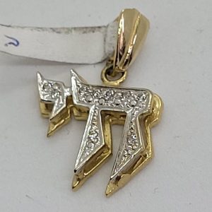 14 carat white & yellow gold pendant Gold Hay cubic Zirconia set with 17 white Zirconia stones. Dimension 2.9 cm X 1.9 X 0.4 cm approximately.
